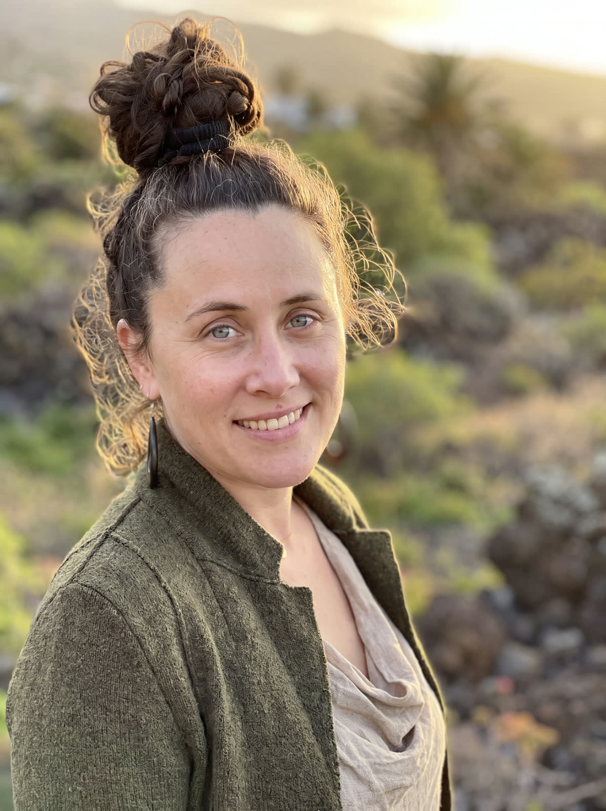 Stefanie Fischer schaut dich mit einem weichen Lächeln direkt an, warmes Abendlicht